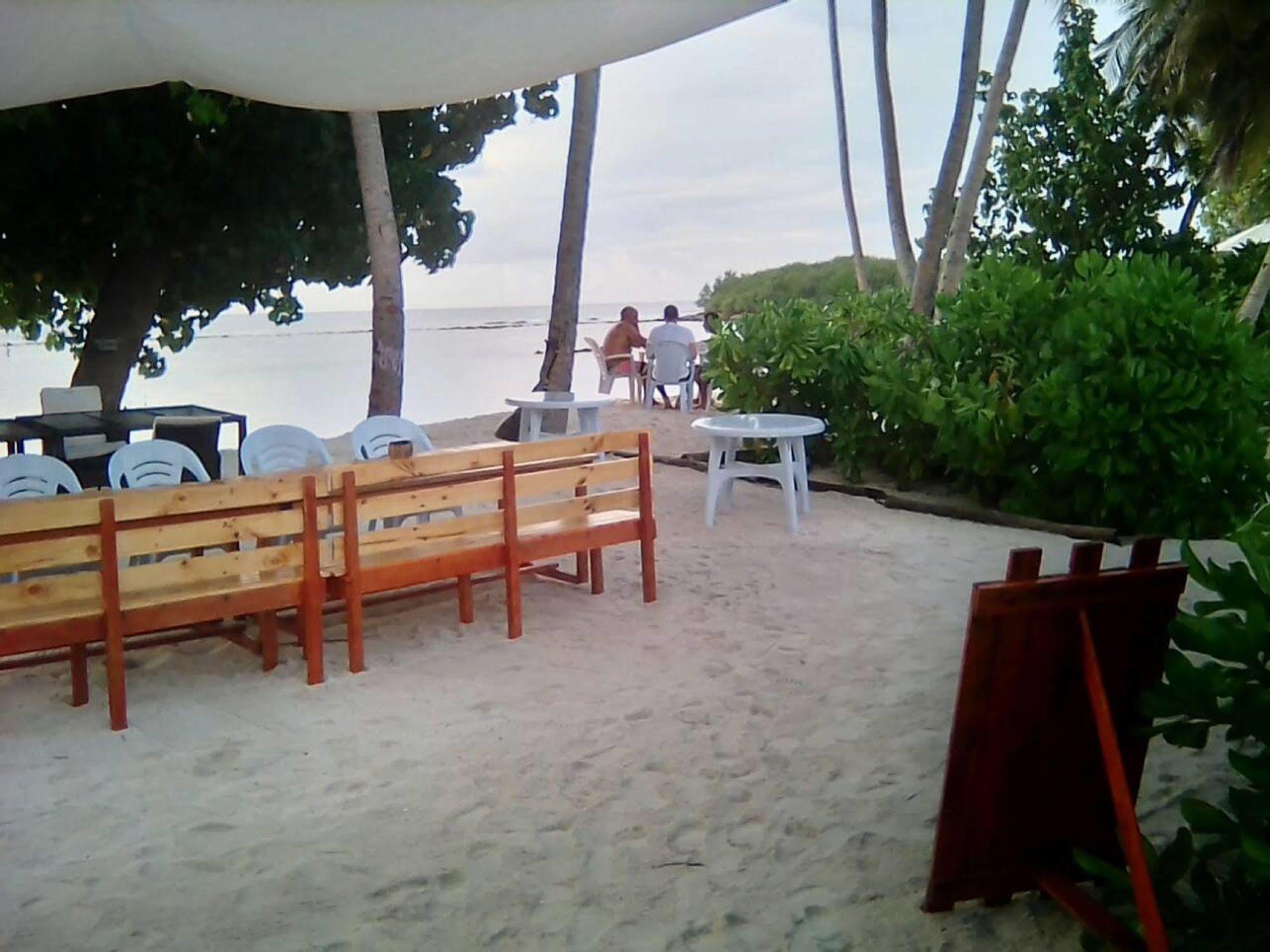 Batuta Maldives Surf View Thulusdhoo